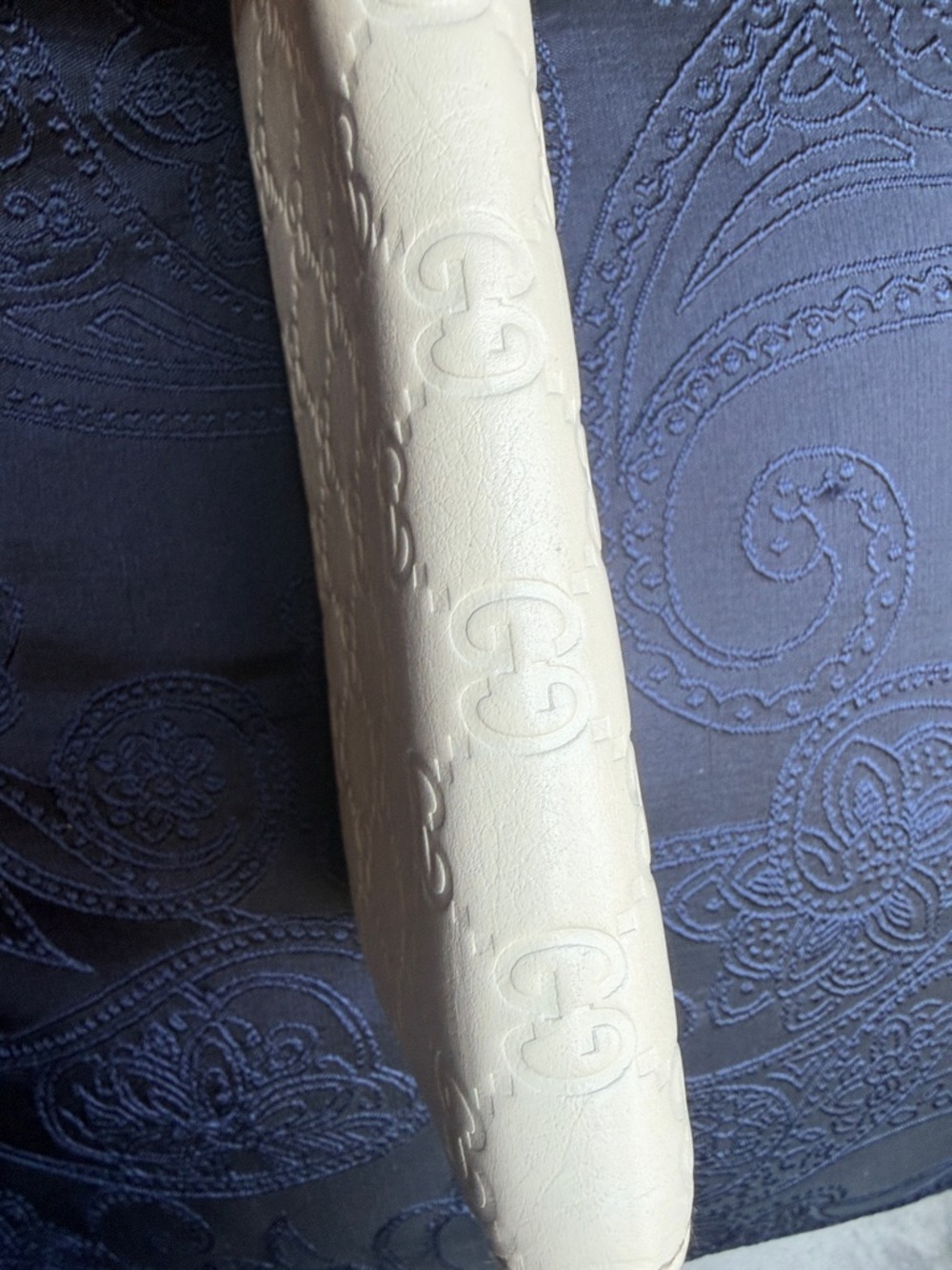 Gucci White Embossed GG Zip-Around Wallet - Picture 5 of 8
